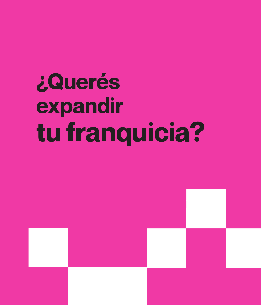 Banner magenta con el texto '¿Querés expandir tu franquicia?' y un patrón de cuadros blancos en la esquina inferior derecha.